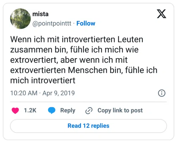 Wenn ich mit introvertierten Leuten zusammen bin, fühle ich mich wie extrovertiert, aber wenn ich mit extrovertierten Menschen bin, fühle ich mich introvertiert

