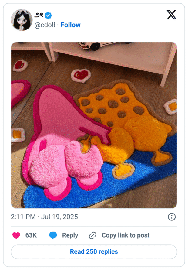 Ein bunter, flauschiger Teppich zeigt die Figuren Patrick und SpongeBob aus der Serie SpongeBob Schwammkopf, wie sie sich innig umarmen. Die Darstellung ist stilisiert und besteht aus knalligen Farben und weichen 3D-Elementen. Um den Teppich herum liegen kleine Herzmotive, was dem Bild eine verspielte, liebevolle Atmosphäre verleiht.