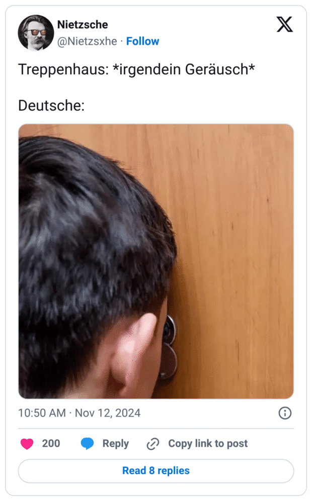 Treppenhaus: *irgendein Geräusch*

Deutsche: