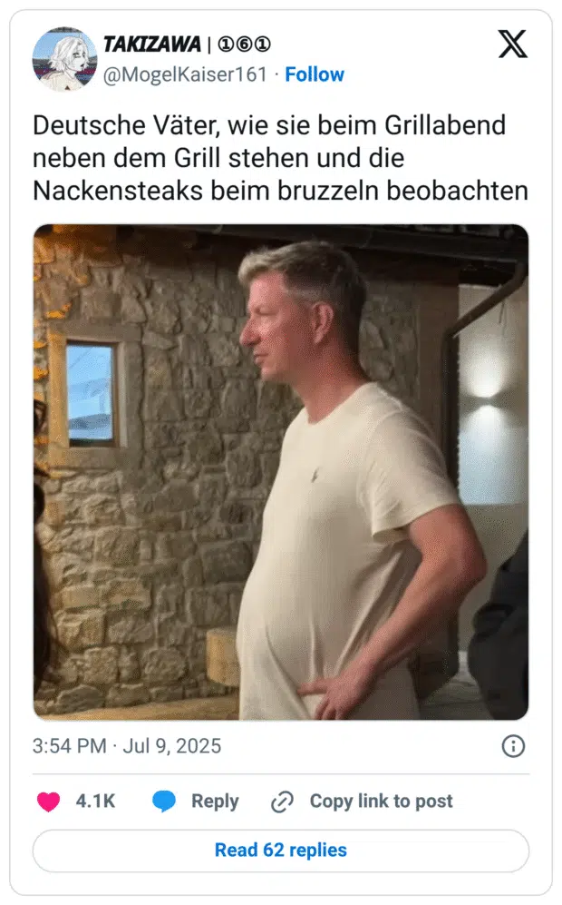 Deutsche Väter, wie sie beim Grillabend neben dem Grill stehen und die Nackensteaks beim bruzzeln beobachten
