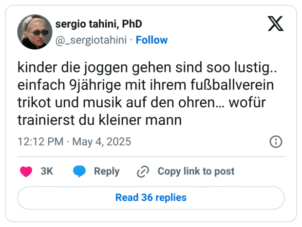 kinder die joggen gehen sind soo lustig.. einfach 9jährige mit ihrem fußballverein trikot und musik auf den ohren… wofür trainierst du kleiner mann
