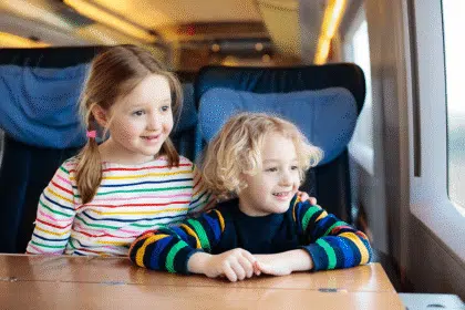 Ab ins Familienabteil: 13 Fundstücke über Kinder in Zügen
