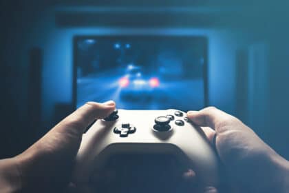 Nahaufnahme eines Gamecontrollers beim Spielen des Spiels GTA VI auf der Konsole.