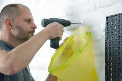 Lifehack beim Bohren: Staubfrei dank Müllbeutel-Trick an der Wand