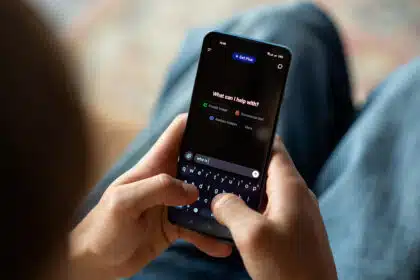 Ein Handy mit geöffneter ChatGPT-App