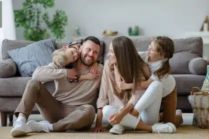 Glückliche Familie mitten im Familienleben in der Wohnung.