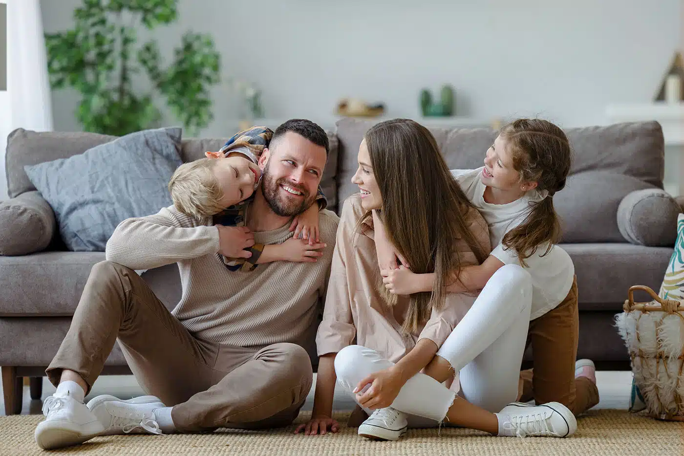 Glückliche Familie mitten im Familienleben in der Wohnung.