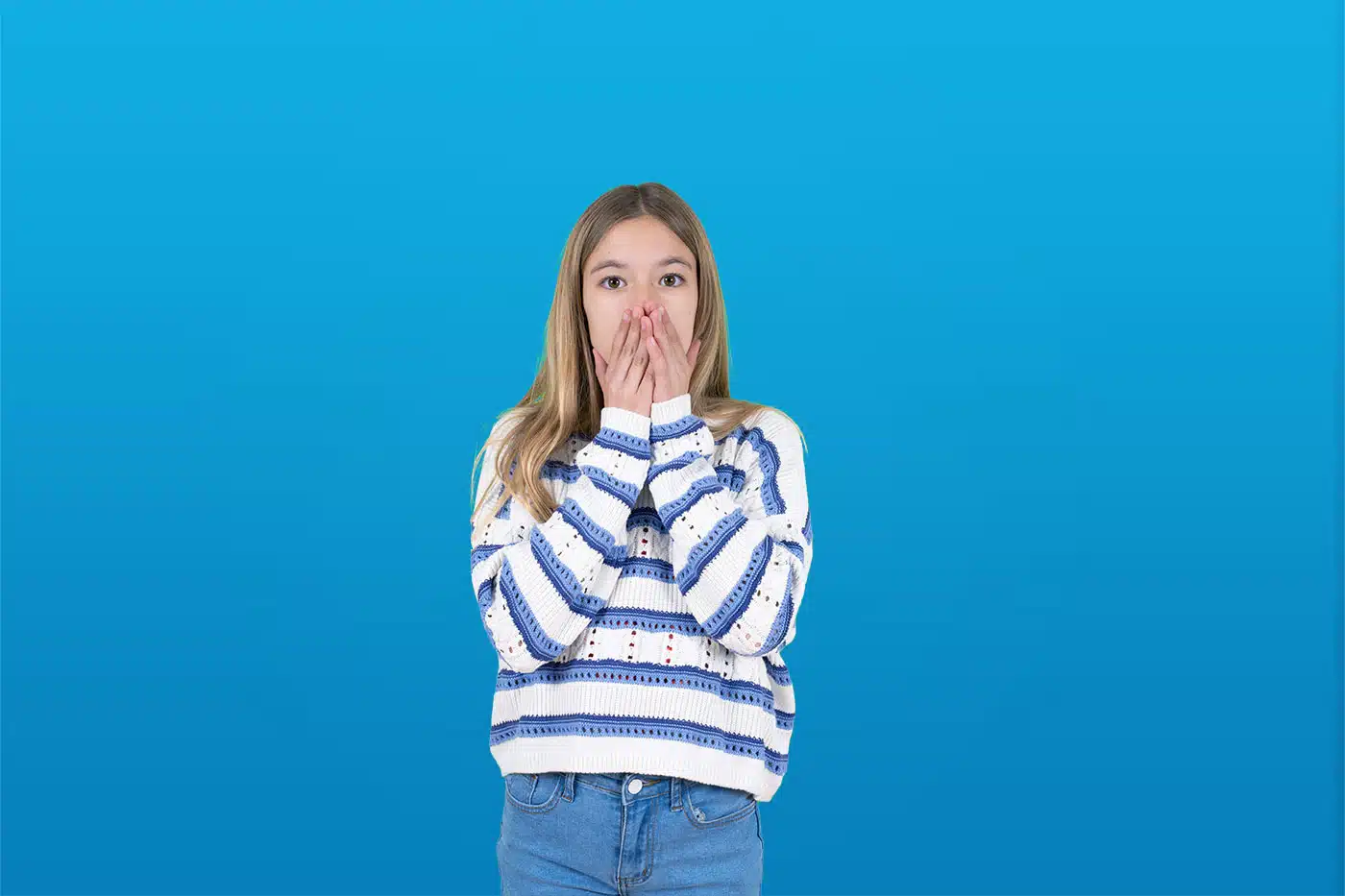 Junges Mädchen schaut schockiert und hält die Hände vor den Mund.