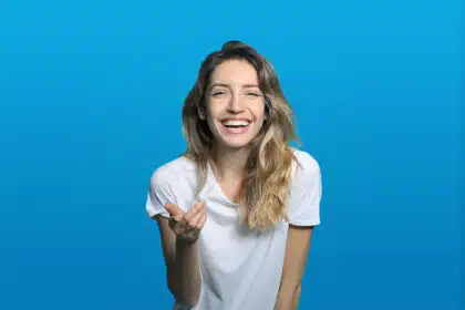 Junge Frau lacht herzlich über einen witzigen Namen.