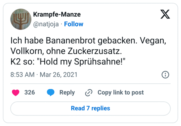 Ich habe Bananenbrot gebacken. Vegan, Vollkorn, ohne Zuckerzusatz. K2 so: "Hold my Sprühsahne!"
