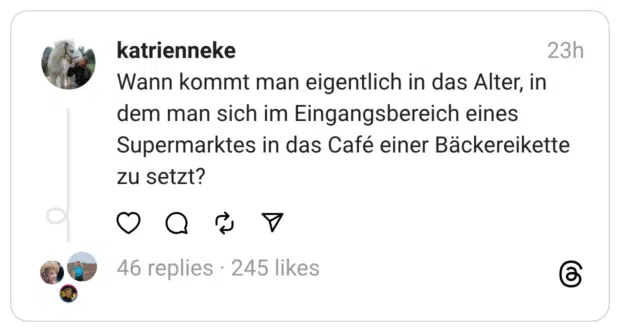 Wann kommt man eigentlich in das Alter, in dem man sich im Eingangsbereich eines Supermarktes in das Café einer Bäckereikette zu setzt?