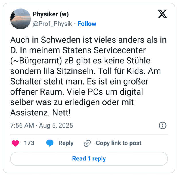 Auch in Schweden ist vieles anders als in D. In meinem Statens Servicecenter (~Bürgeramt) zB gibt es keine Stühle sondern lila Sitzinseln. Toll für Kids. Am Schalter steht man. Es ist ein großer offener Raum. Viele PCs um digital selber was zu erledigen oder mit Assistenz. Nett!