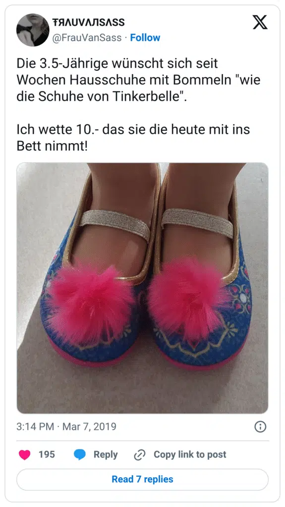 Die 3.5-Jährige wünscht sich seit Wochen Hausschuhe mit Bommeln "wie die Schuhe von Tinkerbelle". Ich wette 10.- das sie die heute mit ins Bett nimmt!
