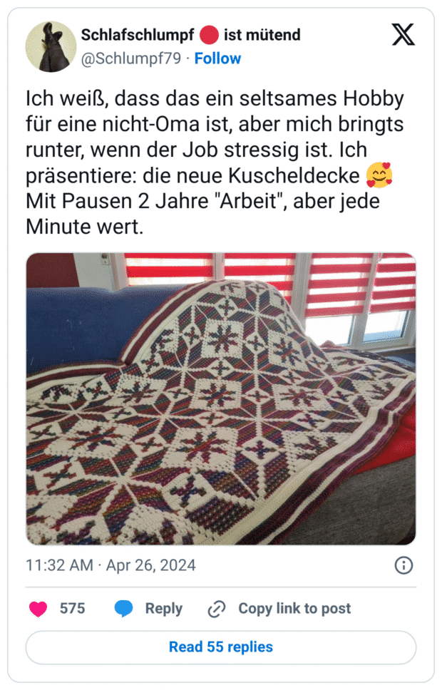 Ich weiß, dass das ein seltsames Hobby für eine nicht-Oma ist, aber mich bringts runter, wenn der Job stressig ist. Ich präsentiere: die neue Kuscheldecke :lächelndes_gesicht_mit_3_herzen: Mit Pausen 2 Jahre "Arbeit", aber jede Minute wert.