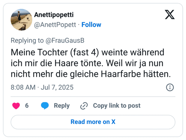 weinte während ich mir die Haare tönte. Weil wir ja nun nicht mehr die gleiche Haarfarbe hätten.