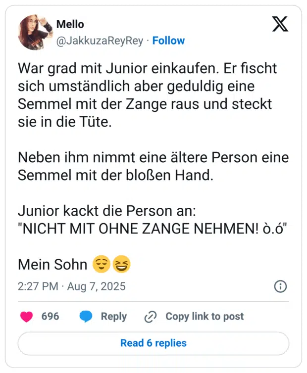 War grad mit Junior einkaufen. Er fischt sich umständlich aber geduldig eine Semmel mit der Zange raus und steckt sie in die Tüte. Neben ihm nimmt eine ältere Person eine Semmel mit der bloßen Hand. Junior kackt die Person an: "NICHT MIT OHNE ZANGE NEHMEN