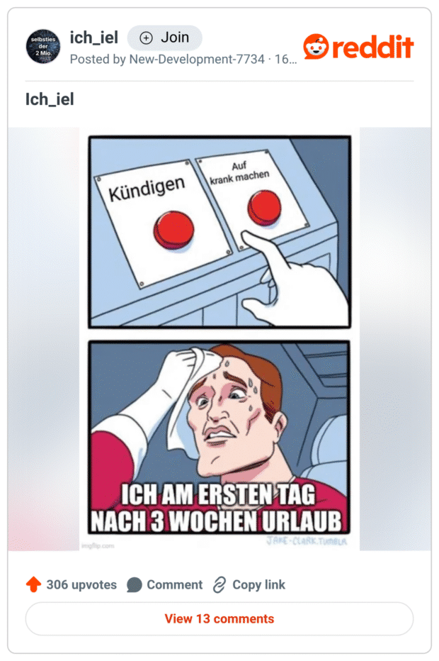 Reddit-Meme im „Zwei-Knöpfe“-Format: Oben zwei rote Buttons mit den Beschriftungen „Kündigen“ und „Auf krank machen“, eine Hand zögert dazwischen. Unten der schwitzende Comic-Held wischt sich die Stirn. Bildtext: „ICH AM ERSTEN TAG NACH 3 WOCHEN URLAUB“. Pointe: Zurück zur Arbeit und beide Optionen sind verlockend.