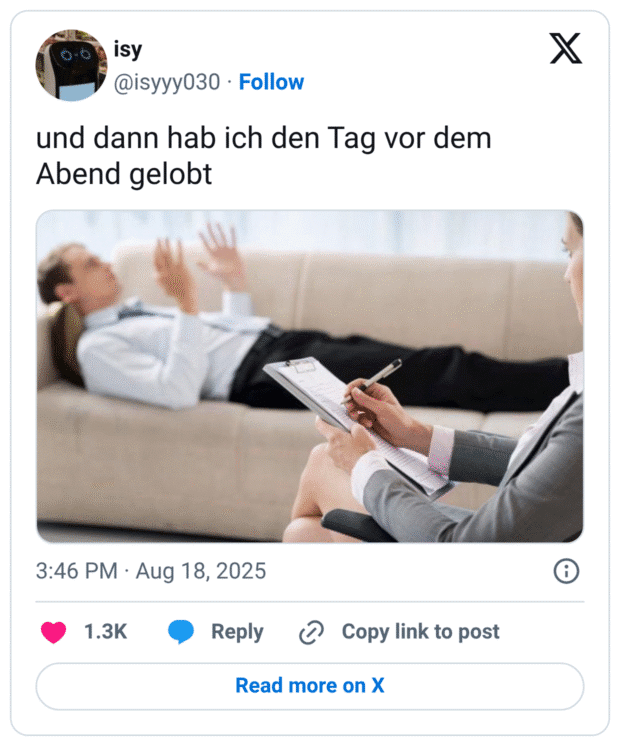 Tweet mit dem Text „und dann hab ich den Tag vor dem Abend gelobt“. Dazu ein Stockfoto: Ein Mann in Businesskleidung liegt gestikulierend auf einer Therapiecouch, gegenüber sitzt eine Therapeutin mit Klemmbrett und Stift und macht Notizen. Pointe: Beichte des voreiligen „Sich-zu-früh-Freuens“.