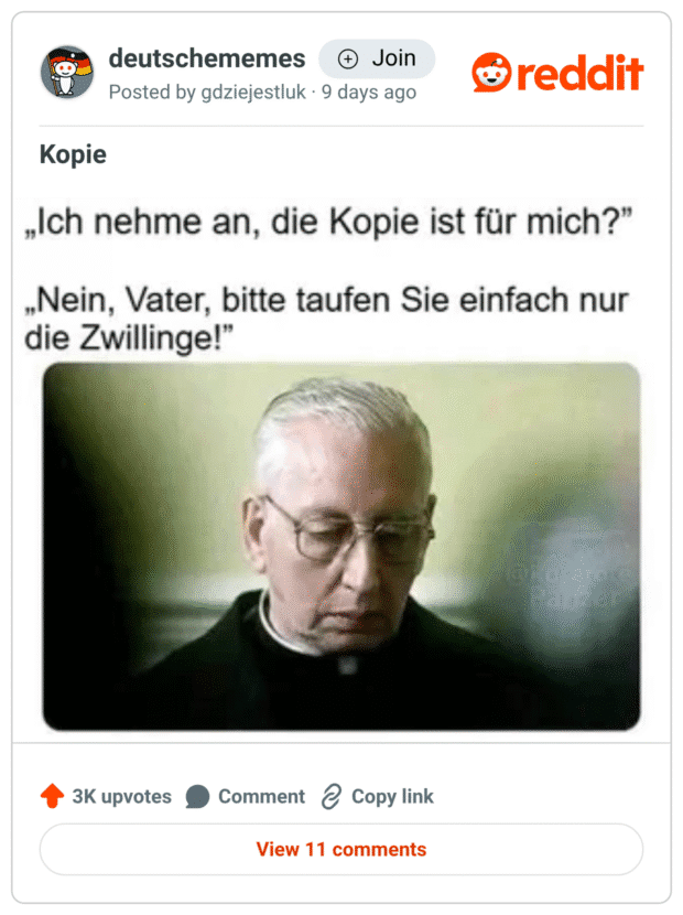 Reddit-Meme mit Überschrift „Kopie“. Oben Dialog: „Ich nehme an, die Kopie ist für mich?“ – „Nein, Vater, bitte taufen Sie einfach nur die Zwillinge!“ Darunter ein ernster Priester. Wortspiel/Verwechslung zwischen „Kopie“ und „doppelt/Zwillinge“.