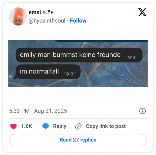 Tweet-Screenshot. Zu sehen ist ein Chat mit zwei schwarzen Sprechblasen: „emily man bummst keine freunde“ und darunter „im normalfall“ (beide 19:31). Pointe: strenge Regel wird durch „im Normalfall“ augenzwinkernd relativiert.