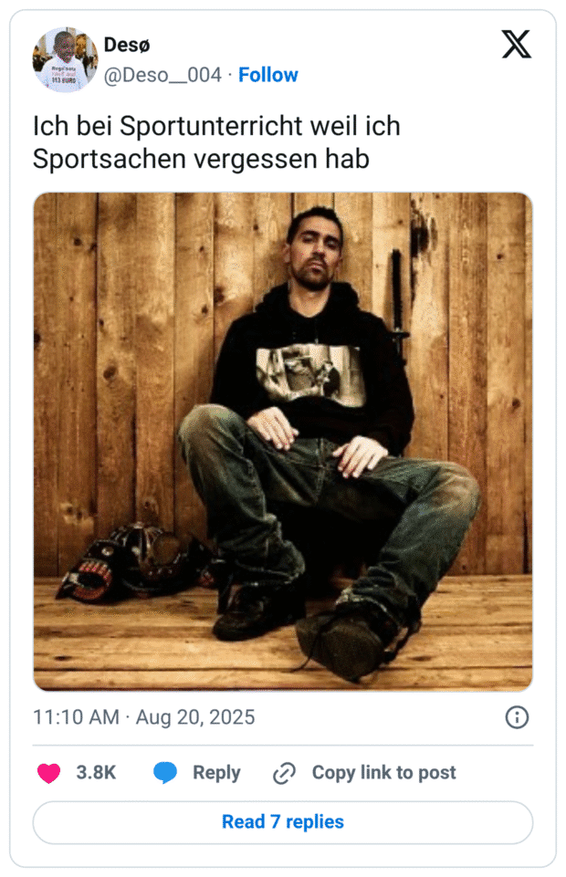 Tweet mit dem Text „Ich bei Sportunterricht weil ich Sportsachen vergessen hab“. Foto: Eine Person in Hoodie und Jeans sitzt lässig vor einer Holzwand auf dem Boden, Blick ernst, Hände im Schoß. Neben ihr liegen Sport-/Ausrüstungsgegenstände. Stimmung: „setzt heute aus“.