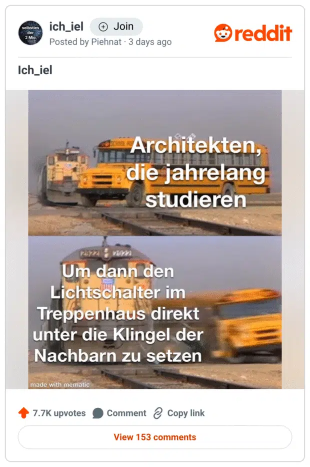 Zweiteiliges Meme mit Szenen eines herandonnernden Zugs und eines gelben Schulbusses auf den Gleisen. Oben steht: „Architekten, die jahrelang studieren“. Unten, kurz vorm Zusammenstoß: „Um dann den Lichtschalter im Treppenhaus direkt unter die Klingel der Nachbarn zu setzen“. Pointe: viel Ausbildung, aber katastrophales Alltags-/UX-Design – man drückt ständig die falsche Taste.