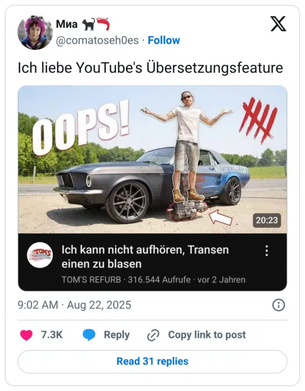 Tweet mit Text „Ich liebe YouTube's Übersetzungsfeature“. Darunter ein YouTube-Thumbnail: Mann vor Muscle-Car, „OOPS!“ im Bild. Der automatisch übersetzte Titel lautet „Ich kann nicht aufhören, Transen einen zu blasen“ – eine beleidigende Fehlübersetzung von „transmissions“ (gemeint: ständig Getriebe schrotten). Pointe: Auto-Übersetzer macht aus Autoteilen eine Beleidigung.