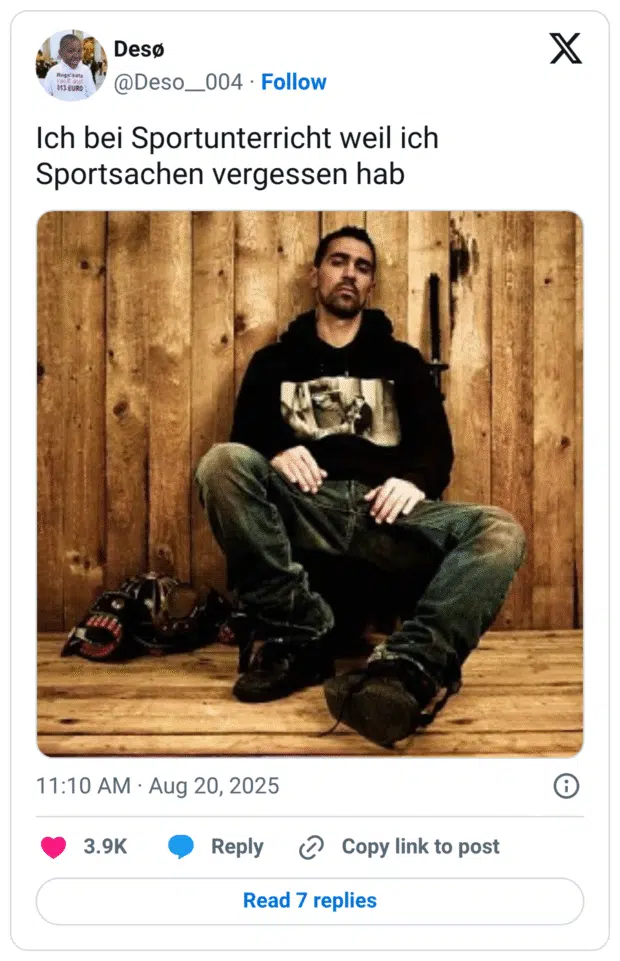 Tweet mit dem Text „Ich bei Sportunterricht weil ich Sportsachen vergessen hab“. Foto: Eine Person in Hoodie und Jeans sitzt lässig vor einer hölzernen Wand auf dem Boden, Blick müde/gleichgültig. Neben ihr liegt etwas Sportausrüstung. Stimmung: „macht heute nicht mit“.