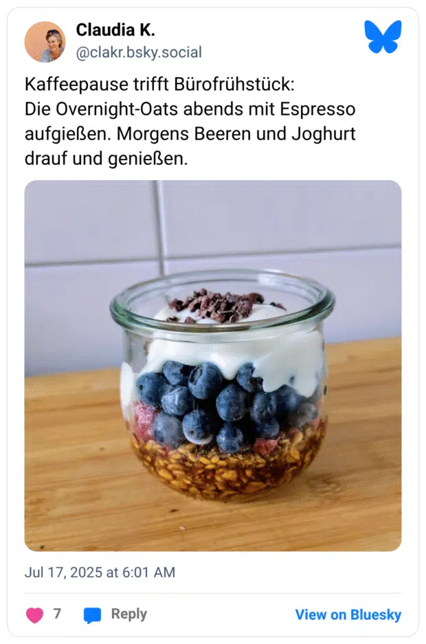 Kaffeepause trifft Bürofrühstück: Die Overnight-Oats abends mit Espresso aufgießen. Morgens Beeren und Joghurt drauf und genießen.