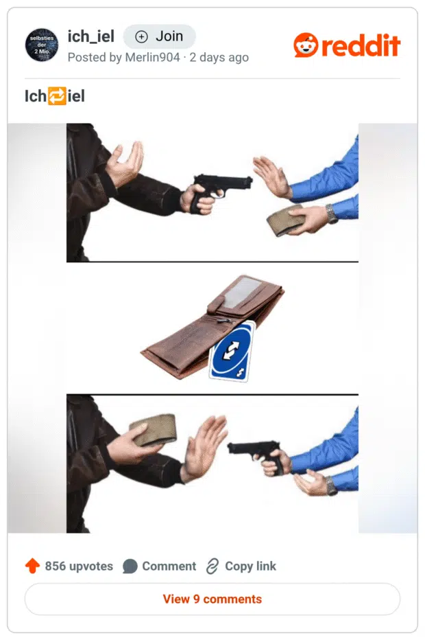 Dreiteiliges Meme. Bild 1: Person mit Lederjacke richtet eine Pistole auf jemanden im blauen Hemd; der hält zögernd sein Portemonnaie hin. Bild 2: Nahaufnahme einer Geldbörse mit einer UNO-„Reverse“-Karte darin. Bild 3: Rollen vertauscht – nun zielt die blau gekleidete Person mit der Pistole, die Lederjacke streckt das Portemonnaie entgegen. Pointe: UNO-Reverse kehrt den Überfall um.