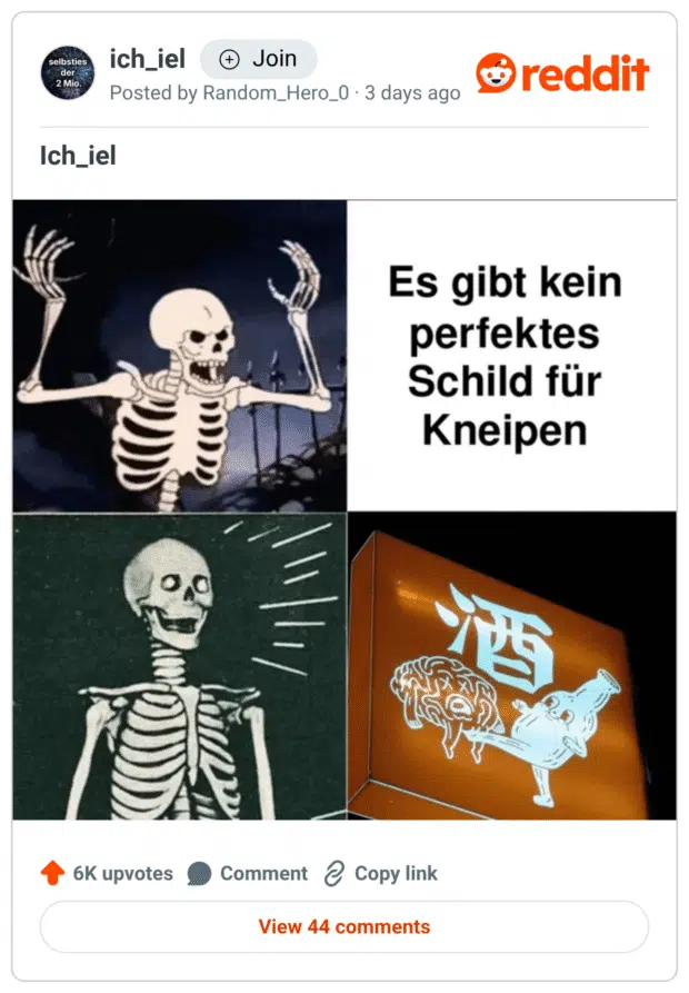 Vierteiliges Meme. Oben links ein Skelett mit hochgerissenen Armen, daneben der Text: „Es gibt kein perfektes Schild für Kneipen“. Unten links ein jubelndes Skelett. Unten rechts ein Foto eines Kneipenschilds: Auf orangem Hintergrund tritt eine vermenschlichte Flasche ein Gehirn (mit X-Augen); darüber das Schriftzeichen „酒“. Pointe: Alkohol kickt das Gehirn weg – perfektes Barschild.