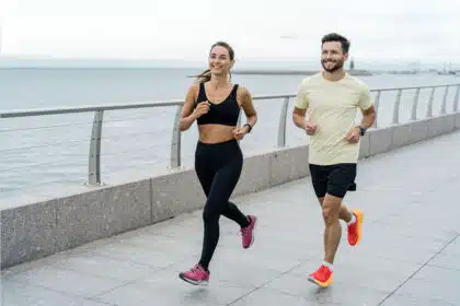 Mann und Frau sind zusammen joggen und machen Cardio.