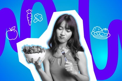 Eine junge Frau blickt skeptisch auf eine Schüssel Salat und eine Gabel. Das Bild steht für gesunde Ernährung und innere Überwindung.