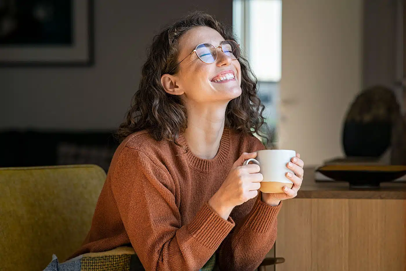 Junge Frau genießt ihren Kaffee am Morgen.