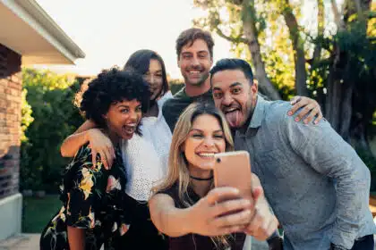 Eine Gruppe von Freunden nimmt ein Selfie für ein Profilbild auf.
