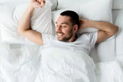 Mann liegt daheim im Bett.