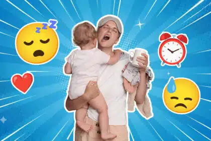 Eine erschöpfte erwachsene Person hält ein Baby auf dem Arm, gähnt und hat in der anderen Hand eine Tasse und einen Stapel Babykleidung. Um sie herum sind Emojis wie ein schlafendes Gesicht, ein Wecker, ein schwitzendes Emoji und ein rotes Herz vor einem blauen Strahlenhintergrund – Symbol für Müdigkeit, Stress und Liebe im Alltag mit Baby.