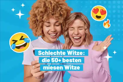 Zwei Frauen lachen ganz sehr, während sie aufs Handy schauen.