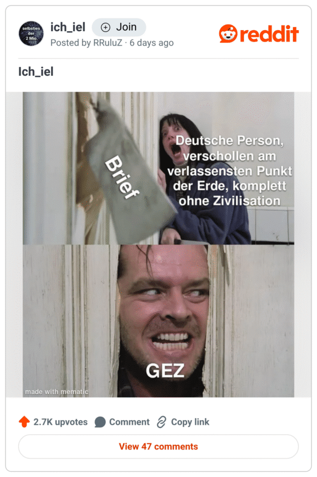 Zweiteiliges Meme mit Szenen aus „The Shining“. Oben hackt eine Axt die Tür (beschriftet „Brief“); dahinter eine panische Frau mit Text: „Deutsche Person, verschollen am verlassensten Punkt der Erde, komplett ohne Zivilisation“. Unten schaut Jack Nicholson durchs Türloch – mit der Beschriftung „GEZ“. Pointe: Selbst am Ende der Welt findet dich der Rundfunkbeitrag per Brief.