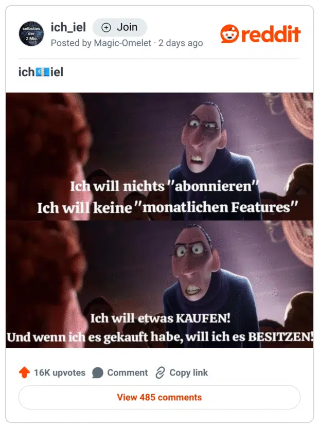 Zweiteiliges Meme mit Anton Ego aus Ratatouille. Oben schaut er streng: „Ich will nichts ‚abonnieren‘. Ich will keine ‚monatlichen Features‘“. Unten ruft er: „Ich will etwas KAUFEN! Und wenn ich es gekauft habe, will ich es BESITZEN!“