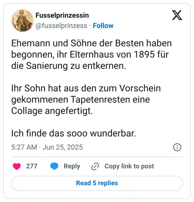 Ehemann und Söhne der Besten haben begonnen, ihr Elternhaus von 1895 für die Sanierung zu entkernen. Ihr Sohn hat aus den zum Vorschein gekommenen Tapetenresten eine Collage angefertigt. Ich finde das sooo wunderbar.