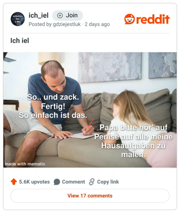 Vater und Tochter sitzen auf dem Sofa über einem Heft. Der Vater zeichnet etwas ein; das Kind schaut zu. Das Meme spielt ironisch auf „Vater hilft bei den Hausaufgaben“ an (mit unpassendem Text).