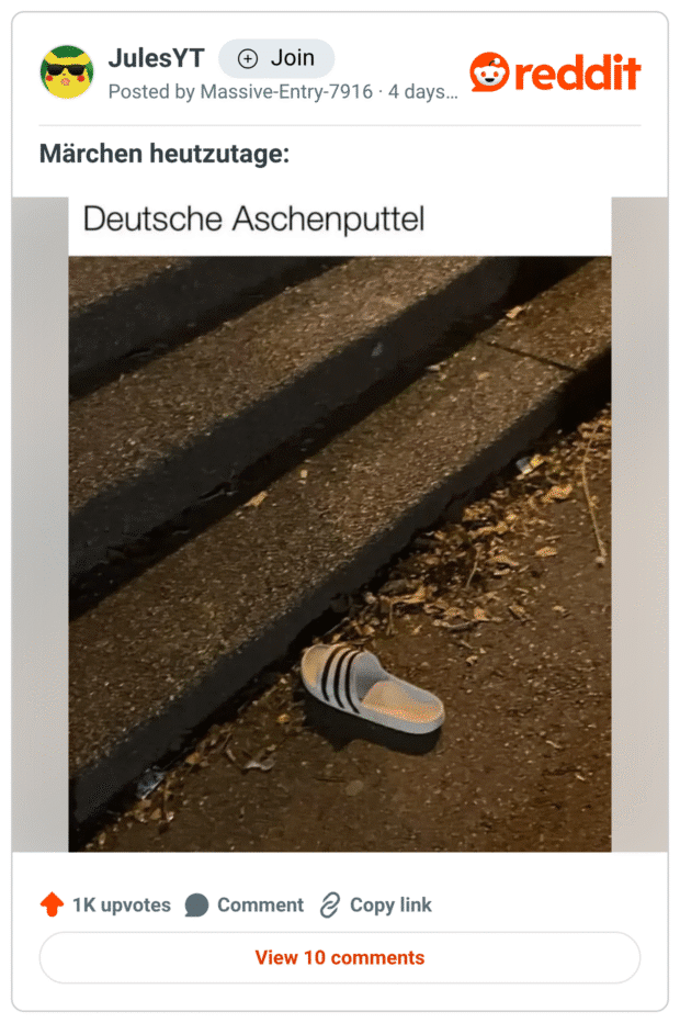 Foto einer Treppe im Freien bei Nacht. Am Boden liegt ein einzelner Adiletten-Slipper. Darüber der Text: „Märchen heutzutage: Deutsche Aschenputtel“.