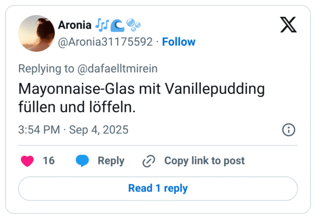 Mayonnaise-Glas mit Vanillepudding füllen und löffeln.