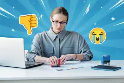 Eine humorvolle digitale Collage zeigt eine konzentriert arbeitende Frau beim Amt, umgeben von einem dynamischen, blauen Pop-Art-Hintergrund.