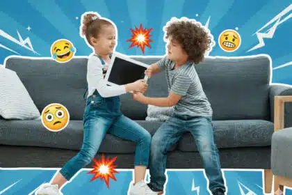 Zwei Kinder kämpfen spielerisch um ein Tablet auf einem Sofa, umgeben von einem Pop-Art-Hintergrund.