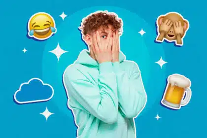 Junge mit Hoodie hält sich erschrocken das Gesicht, während um ihn herum ein lachendes Emoji, ein Affe-Emoji, ein Bierkrug und eine blaue Wolke schweben. Weiße Sterne funkeln vor blauem Verlaufshintergrund.