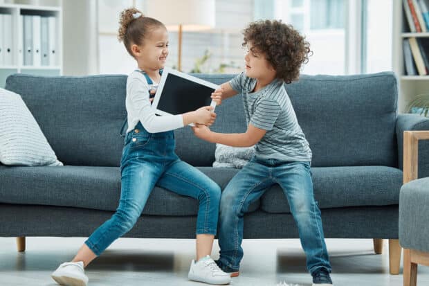 Zwei Kinder streiten sich um ein Spielzeug.