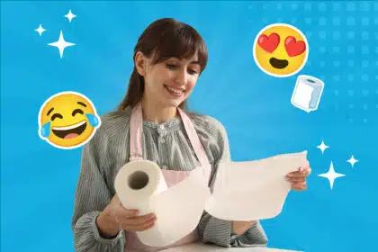 Frau hält glücklich eine Küchenrolle in der Hand, umgeben von einem blauen Retro Pop-art Hintergrund.