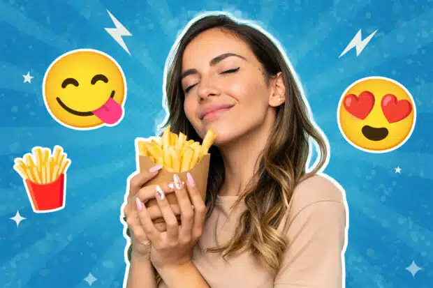 Eine junge Frau hält glücklich eine Portion Pommes in den Händen und schließt genüsslich die Augen; im Hintergrund sind Emojis mit Herzaugen, heraushängender Zunge und Pommes-Symbol auf blauem, grafischem Hintergrund zu sehen.